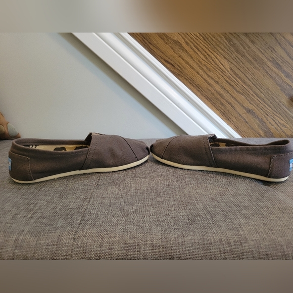 Like New. Women's Size 5 Toms Shoes - Picture 5 of 10
